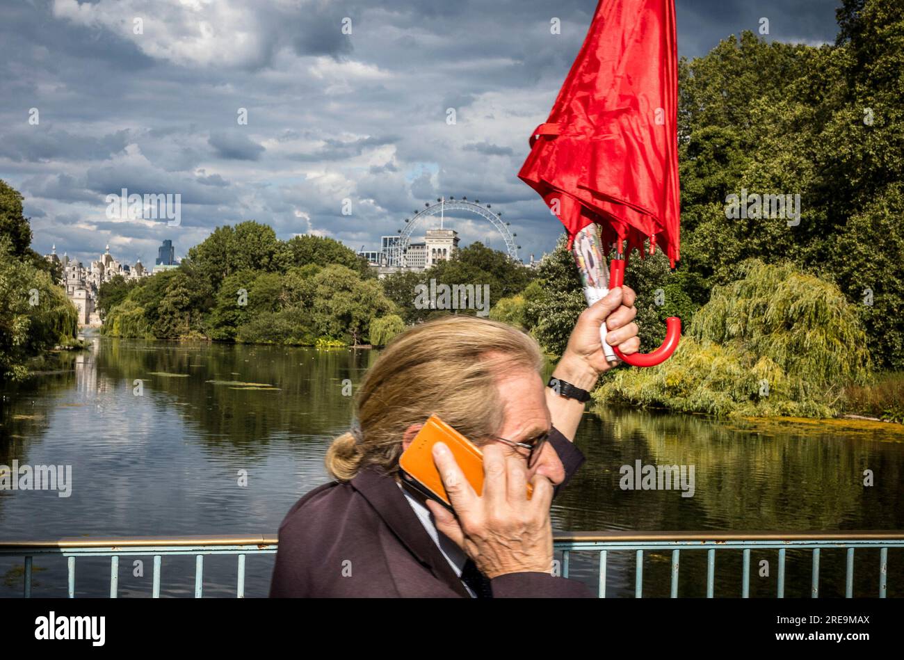 Vista sul London Eye dal Green Park di Londra, Regno Unito il 20/07/2023 di Wiktor Dabkowski Foto Stock