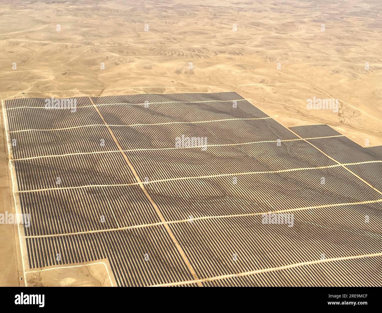 Un sistema energetico molto grande nel deserto per produrre elettricità Foto Stock