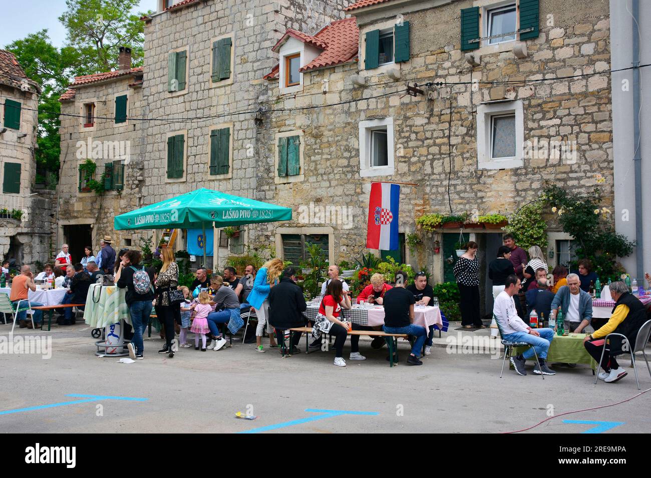 Kastela, Croazia – 20 maggio 2023. Il festival annuale del Bob che celebra i fagioli larghi o fave, noto come Bob in croato, a Kastel Kambelovac, Kastela Foto Stock