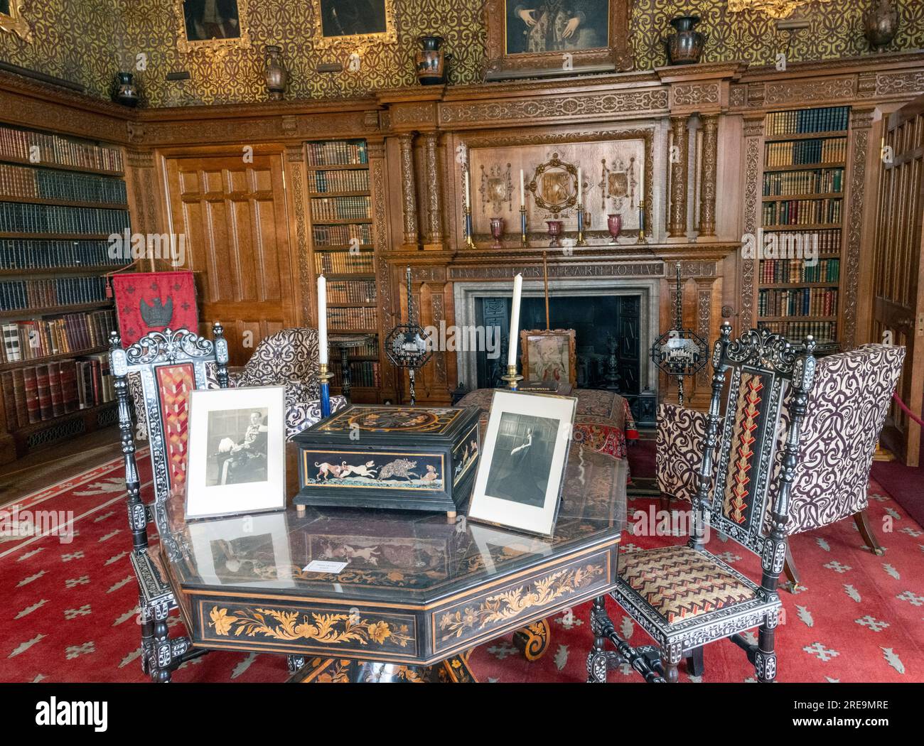Charlecote Park, Wellesbourne, Warwick, Warwickshire, Inghilterra, Regno Unito - Vista interna della biblioteca. Foto Stock