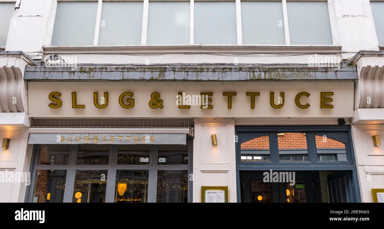 Nome del ristorante Slug & Lettuce sull'ingresso, High Street, Lincoln City, Lincolnshire, Inghilterra, REGNO UNITO Foto Stock