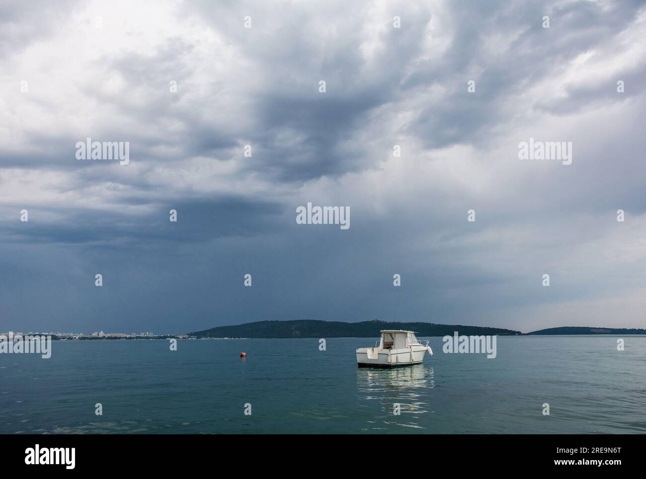 Cielo tempestoso sulla costa adriatica della Croazia a Kastel Kambelovac a Kastela. La divisione può essere vista sullo sfondo. Tarda primavera Foto Stock