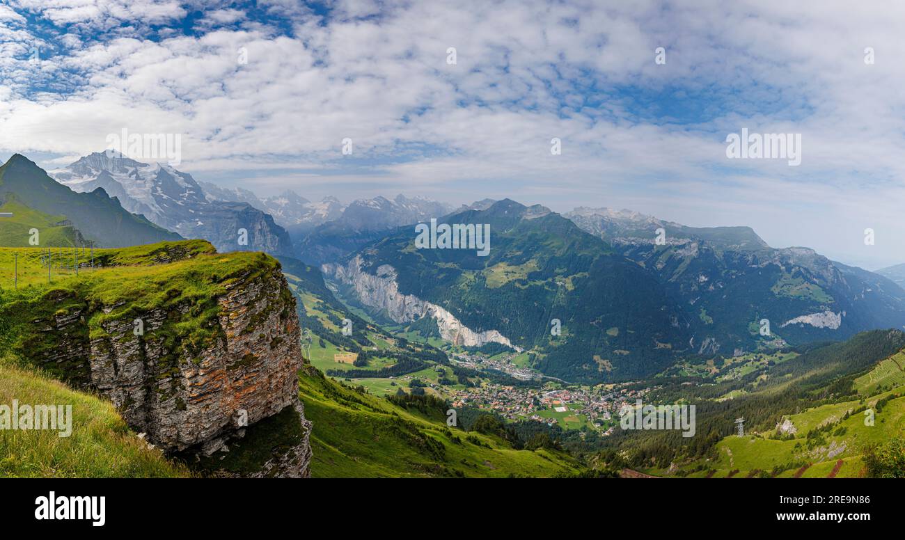 Vista panoramica delle cime innevate da Mannlichen sopra Wengen sulla Valle di Lauterbrunnen, Oberland Bernese, Svizzera Foto Stock