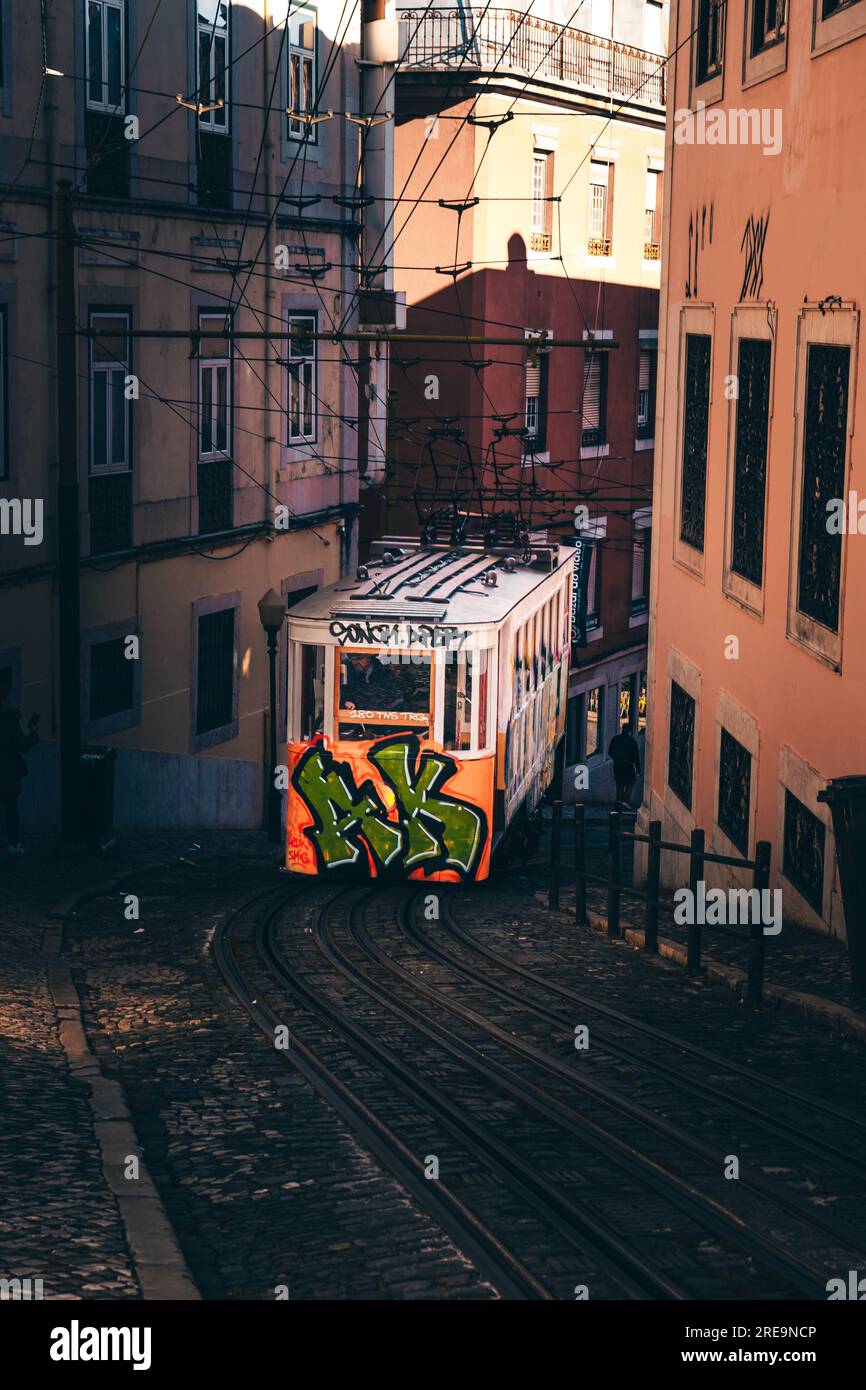 Esplora la storica Altstadt con edifici iconici, ascensori e tram nelle antiche corsie Foto Stock