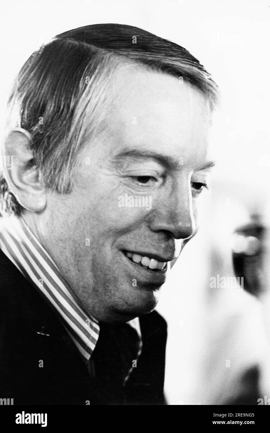 Critico teatrale e scrittore inglese Kenneth Tynan (1927-1980) al CINEMA CITY - An Exhibition of 75 Years of Moving Pictures at the Round House, London NW1 nell'ottobre 1970 Foto Stock