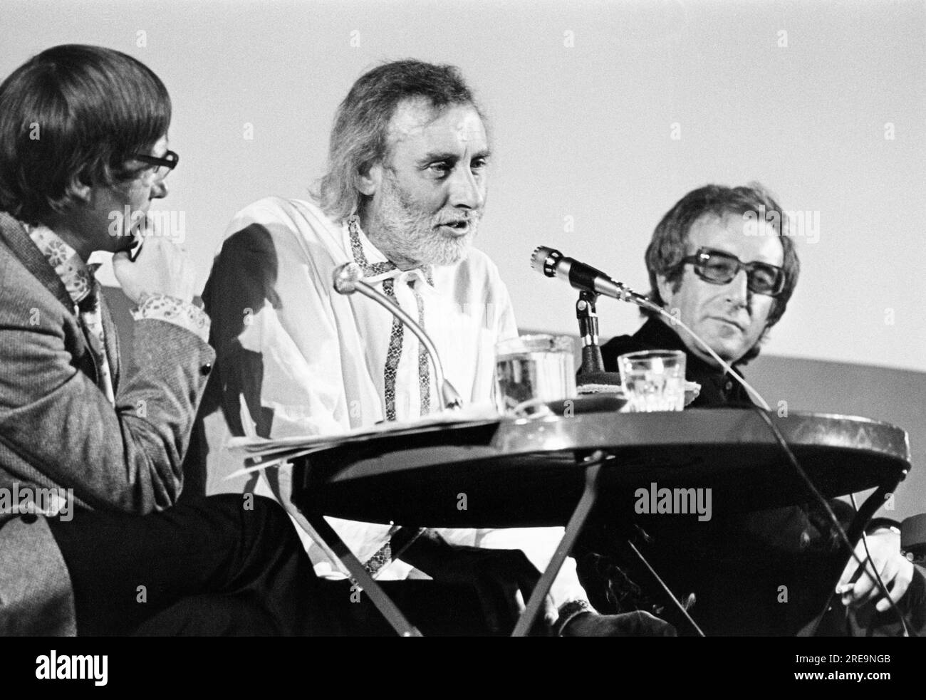l-r: Intervistatore televisivo ed esperto cinematografico Tony Bilbow con i comici Spike Milligan e Peter Sellers in una tavola rotonda al CINEMA CITY - An Exhibition of 75 Years of Moving Pictures alla Round House, Londra NW1 nell'ottobre 1970 Foto Stock