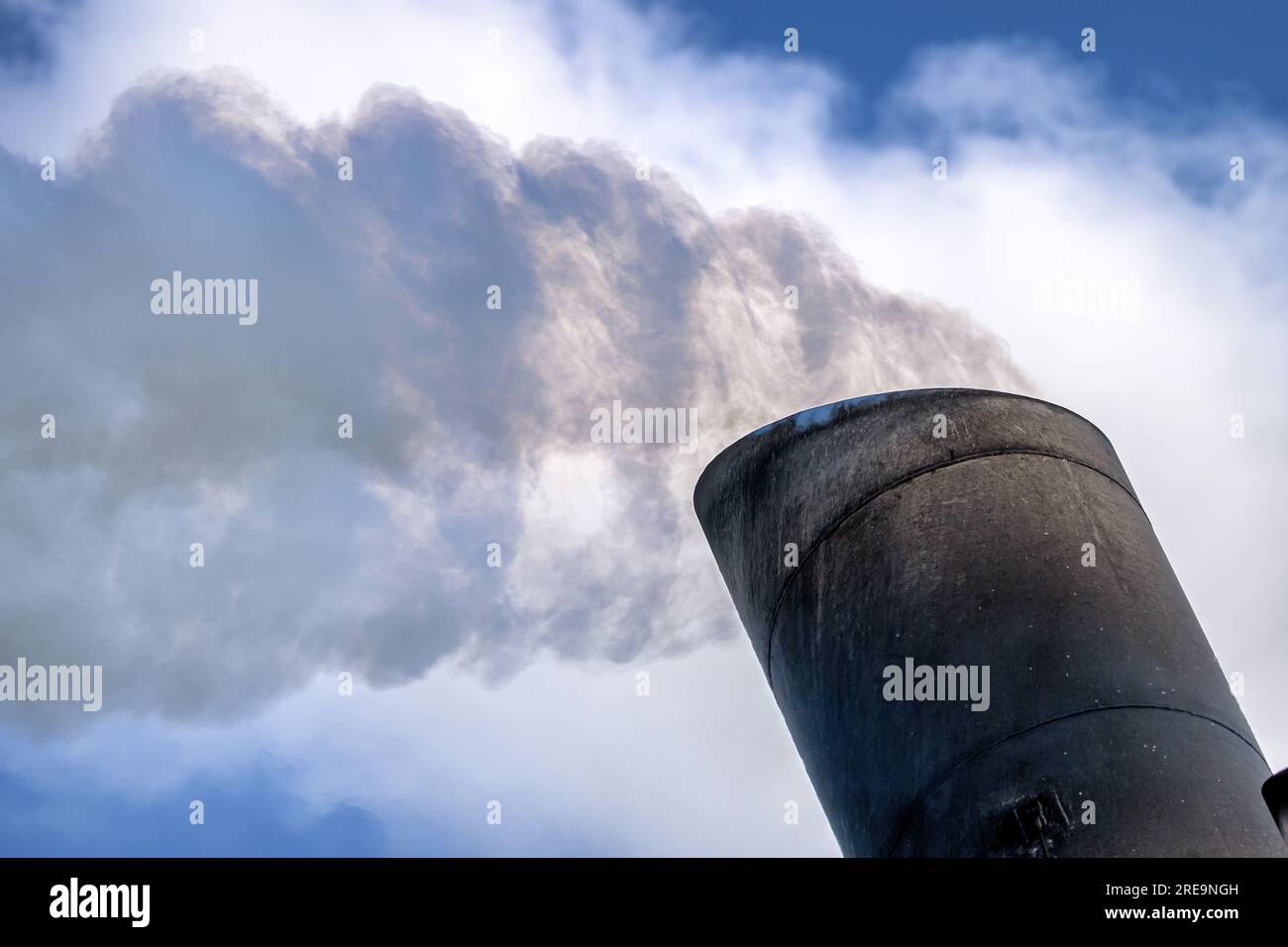 Emissioni di scarico provenienti dall'imbuto di una nave. Foto Stock