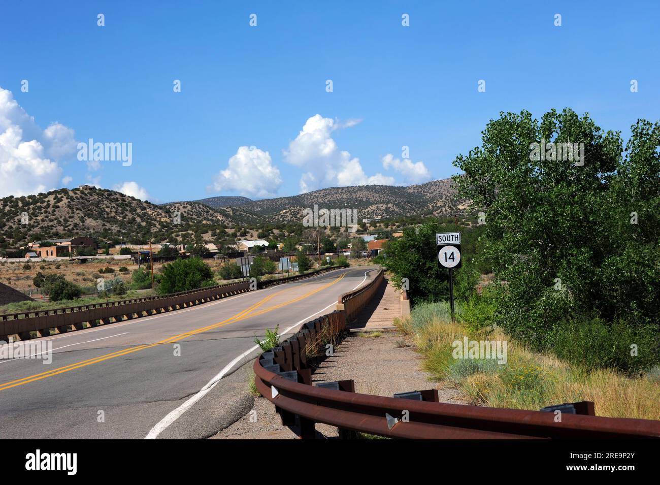 L'autostrada 14, il Turquoise Trail, nel New Mexico, può essere visto in questa immagine che si avvicina alla tranquilla città di Cerrillos. Foto Stock