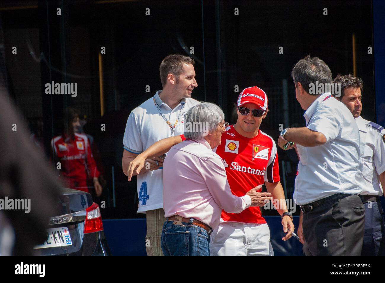 05/12/2011 (Monaco) Bernie Ecclestone e il pilota Ferrari Felipe massa in conversazione durante la sessione di prove per il Gran Premio di Monaco Foto Stock