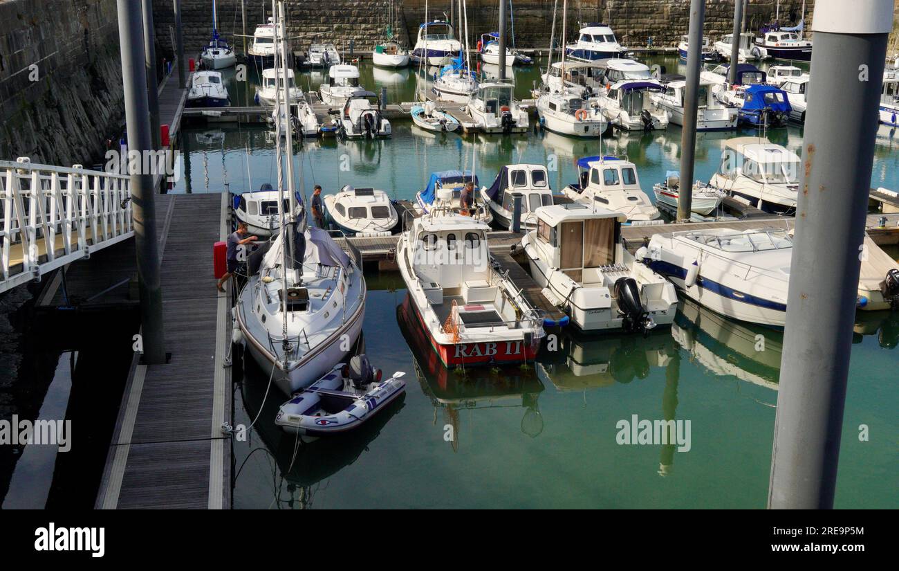 Porthcawl, Bridgend, Galles - 19 giugno 2023: Il porto turistico e porto sicuro di Porthcawl con imbarcazioni e yacht di lusso Foto Stock