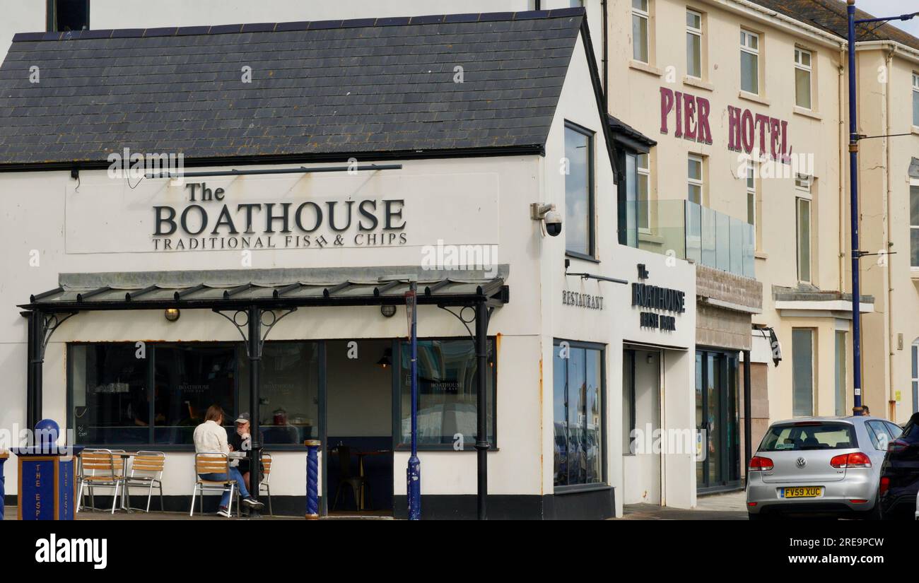 Porthcawl, Galles - 19 giugno 2023: Il Boathouse si trova accanto al CLOSED Pier Hotel, un'ottima posizione di fronte al mare soggetta a discussioni di pianificazione. Foto Stock