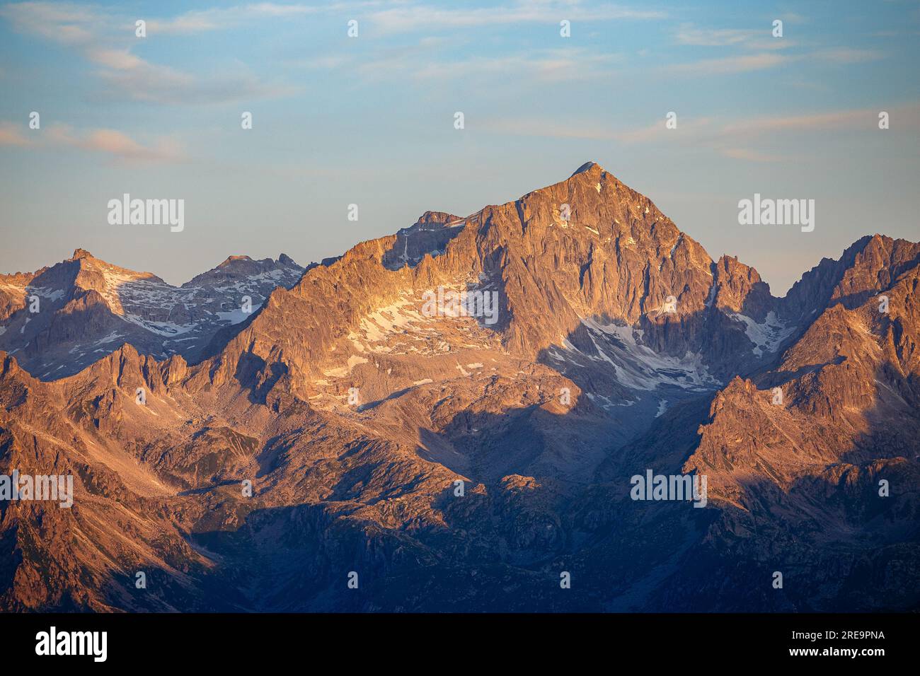 Alpenglow all'alba. Vista sul gruppo montuoso della Presanella. Trentino. Alpi italiane. Europa. Foto Stock