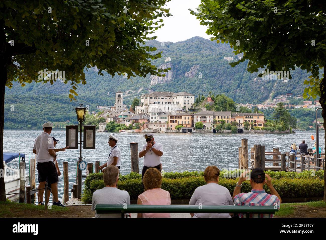 Gente in piazza Motta, Orta San Giulio, Italia. Foto Stock