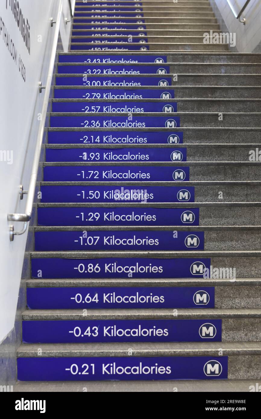 Scale per il conteggio delle calorie presso la stazione MRT di Bangkok, Thailandia Foto Stock