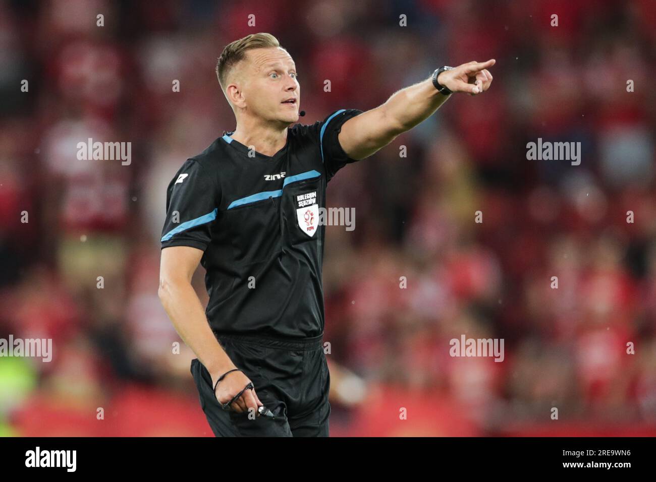 L'arbitro polacco Piotr Lasyk reagisce durante la partita di calcio polacca PKO Ekstraklasa League 2023/2024 tra Widzew Lodz e Puszcza Niepolomice allo stadio municipale Widzew Lodz . Punteggio finale; Widzew Lodz 3:2 Puszcza Niepolomice. Foto Stock