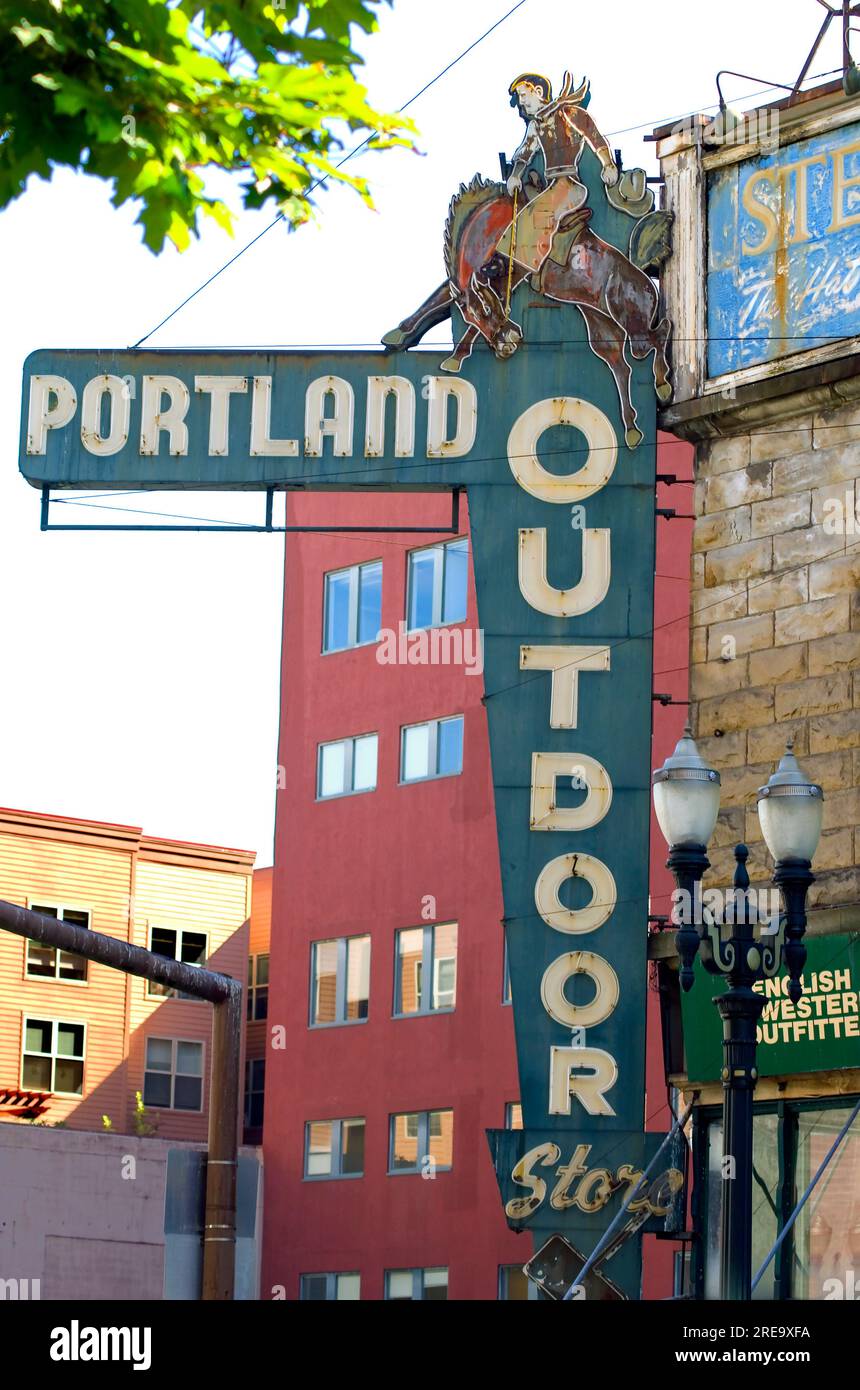 Insegna vintage per il Portland Outdoor Store che vende abbigliamento western nel centro di Portland, OREGON Foto Stock