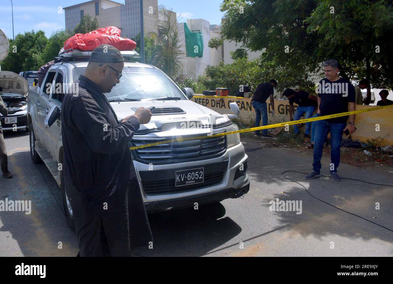 Hyderabad, Pakistan , 26 luglio 2023, veduta del veicolo in custodia della polizia per indagini dopo l'incidente di sparamento da parte di uomini armati non identificati è stato aperto il fuoco su un'auto di fratello e nipote dell'Aslam Abro Sindh, nella zona di difesa di Karachi mercoledì 26 luglio 2023. Fratello e nipote del Sindh MPA Aslam Abro sono stati uccisi in un incidente d'arma da fuoco al loro veicolo a Karachi. Secondo i dettagli, gli attaccanti sconosciuti in moto aprirono il fuoco all'auto dell'MPA Aslam Abro nella fase 7 della difesa. La polizia ha detto che quattro persone erano nel veicolo al momento dell'attacco. Foto Stock