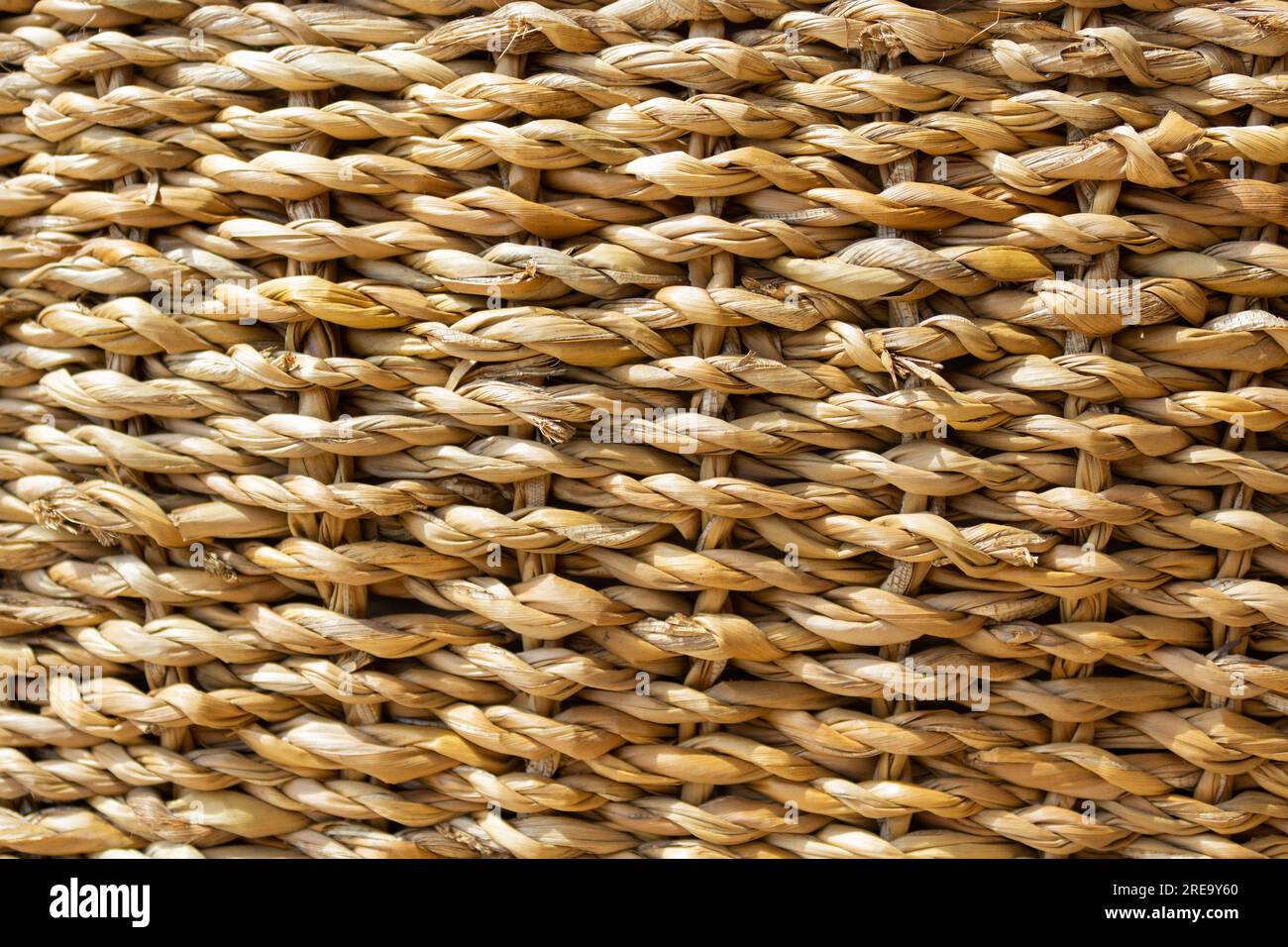 Cestello in vimini, struttura in materiale naturale. Foto Stock