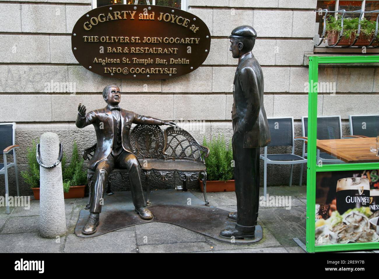 Gogarty e Joyce Sculpture presso l'Oliver Street John Gogarty Bar and Restaurant, Dublino, Irlanda Foto Stock