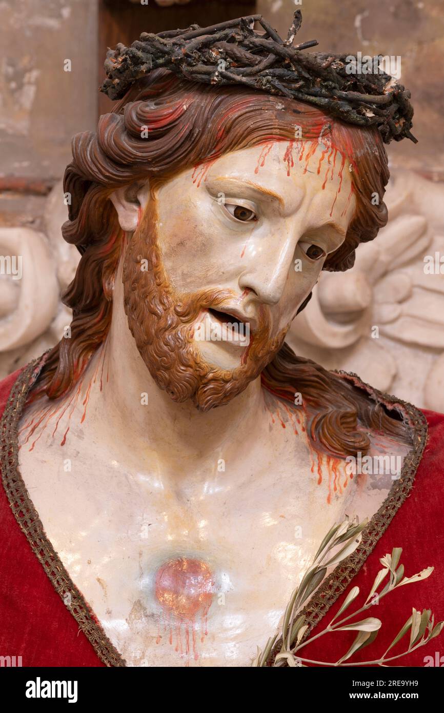 NAPOLI, ITALIA - 21 APRILE 2023: Il busto policromo scolpito dell'Ecce Homo - Cristo torturato nella chiesa di Sant'Anna dei Lombardi Foto Stock