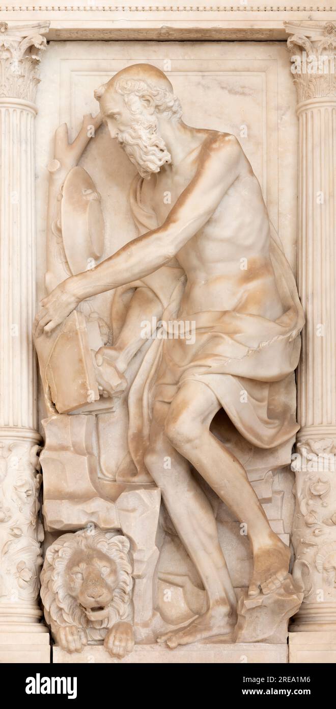 NAPOLI, ITALIA - 21 APRILE 2023: Il rilievo marmoreo di San Jerome la chiesa di Sant'Anna dei Lombardi di Giovanni da Nola (1532). Foto Stock