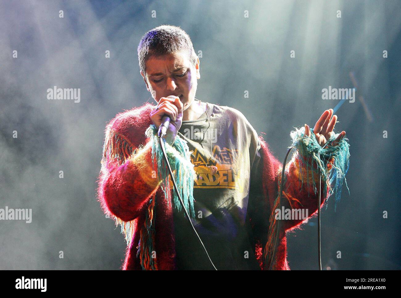 Foto del file datata 08/07/2007 di Sinead o'Connor suona il Pets Sounds Stage durante il festival musicale Oxegen all'ippodromo di Punchestown, Co Kildare. Il Taoiseach Leo Varadkar ha reso omaggio a o'Connor dopo la sua morte all'età di 56 anni, dicendo: "La sua musica era amata in tutto il mondo e il suo talento era ineguagliabile e senza paragoni". Data di emissione: Mercoledì 26 luglio 2023. Foto Stock