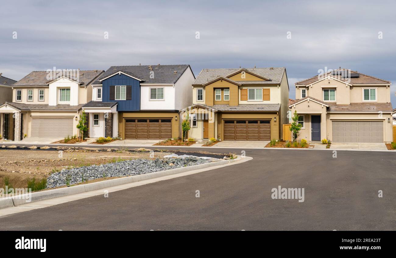 Fila di case unifamiliari in un giorno nuvoloso Foto Stock