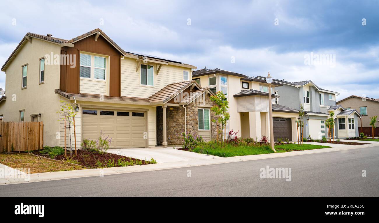 Fila di casa familiare singola in una strada vuota Foto Stock