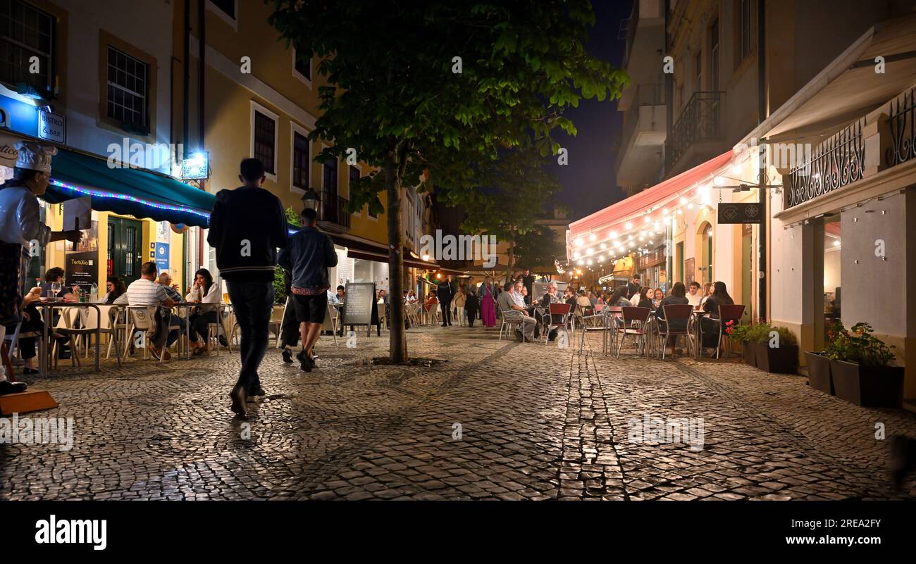 Vita notturna, ristoranti all'aperto lungo una strada parzialmente pedonale nel centro di Aveiro, Portogallo Foto Stock