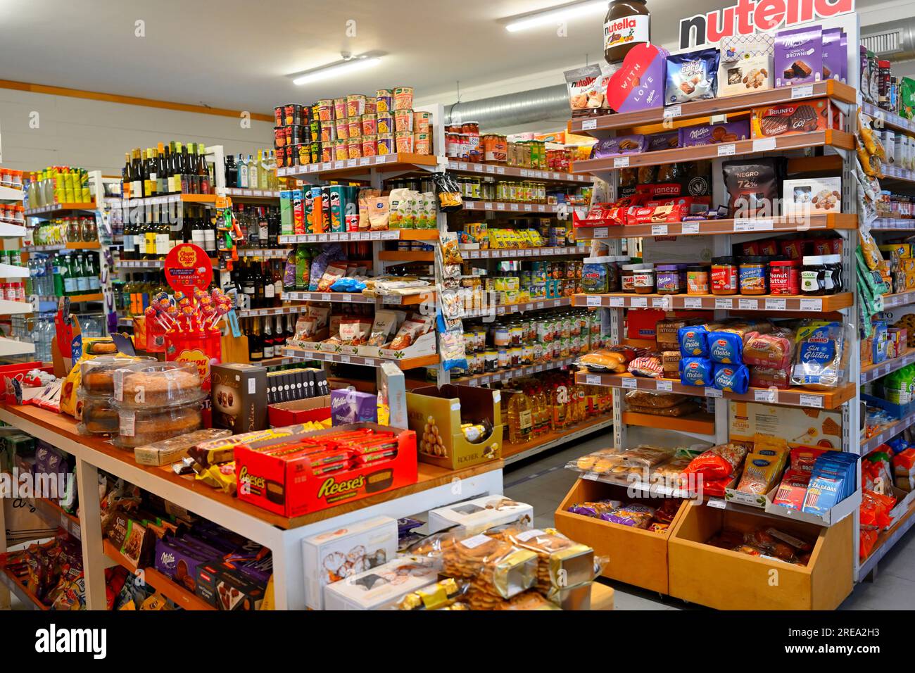All'interno di un piccolo supermercato (Mini Mercado) con scaffali riforniti di alimenti, Portogallo Foto Stock