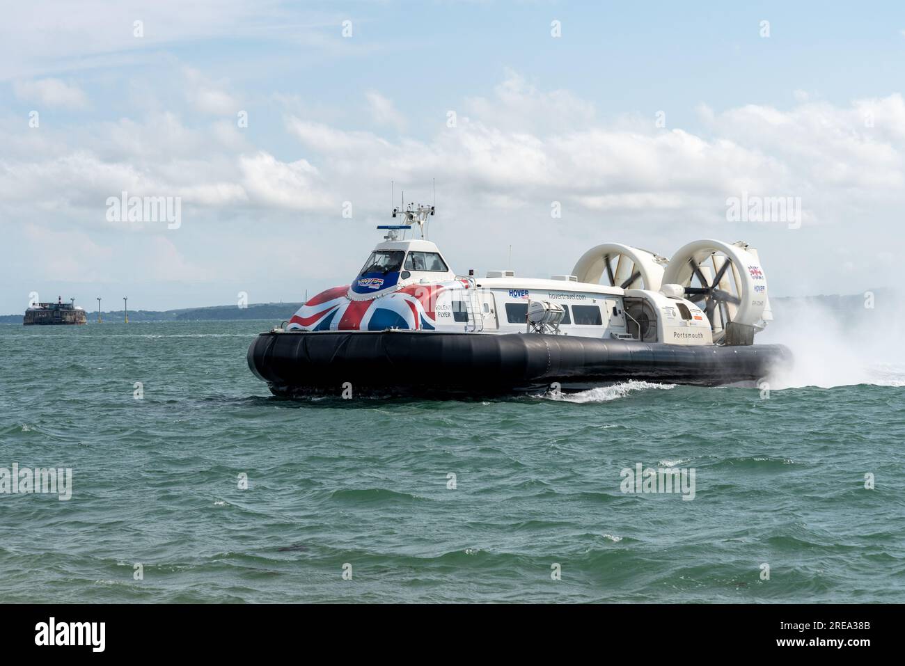 Hovercraft Hovertravel che arriva sulla spiaggia di Southsea dopo un breve viaggio dall'isola di Wight. Luglio 2023 Foto Stock