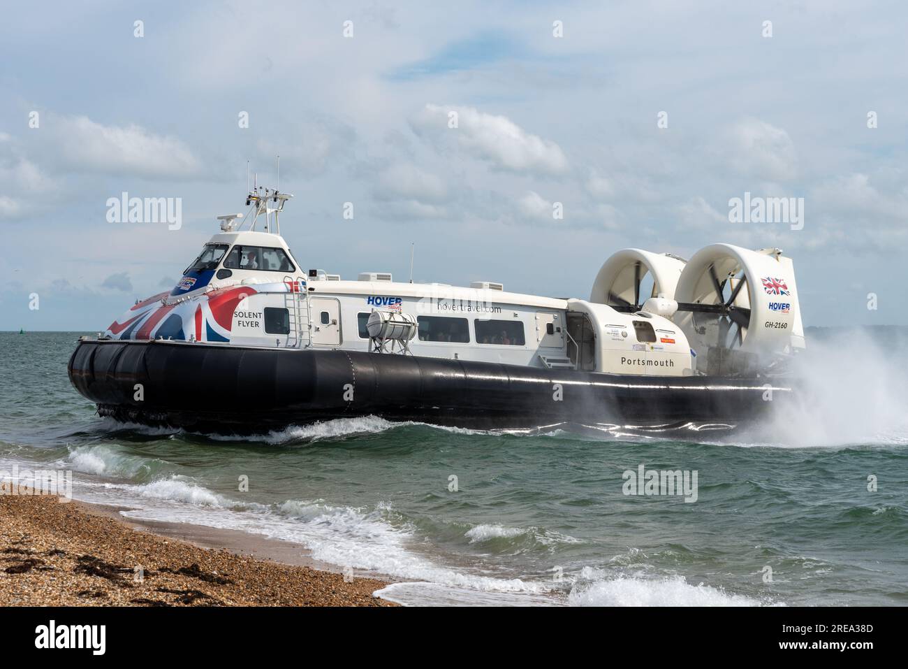 Hovercraft Hovertravel che arriva sulla spiaggia di Southsea dopo un breve viaggio dall'isola di Wight. Luglio 2023 Foto Stock