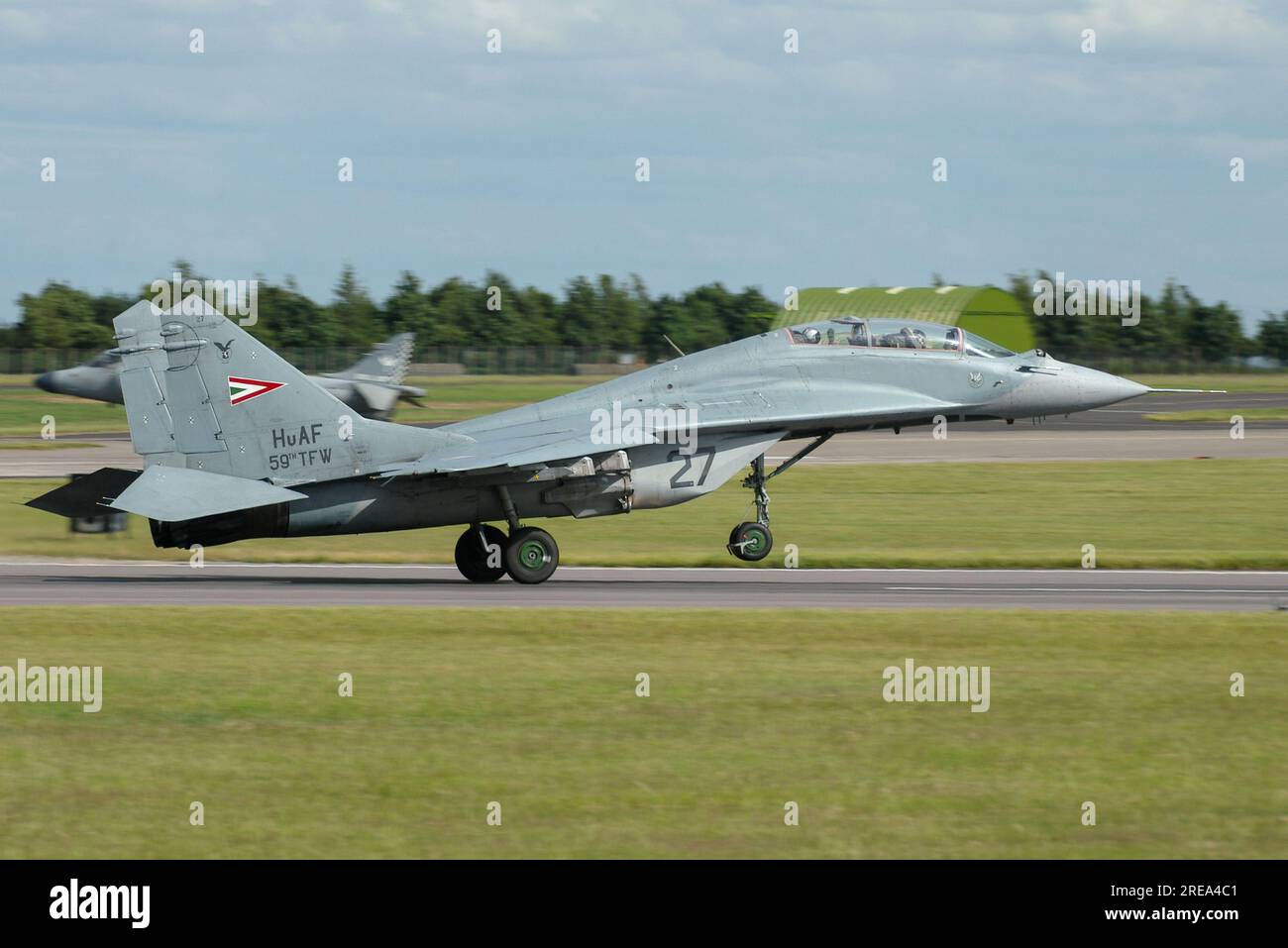 Caccia ungherese Mikoyan-Gurevich MIG-29UB Fulcrum (9-51) numero 27 atterrando a RAF Waddington per l'International Air Show 2005. MiG29 Foto Stock