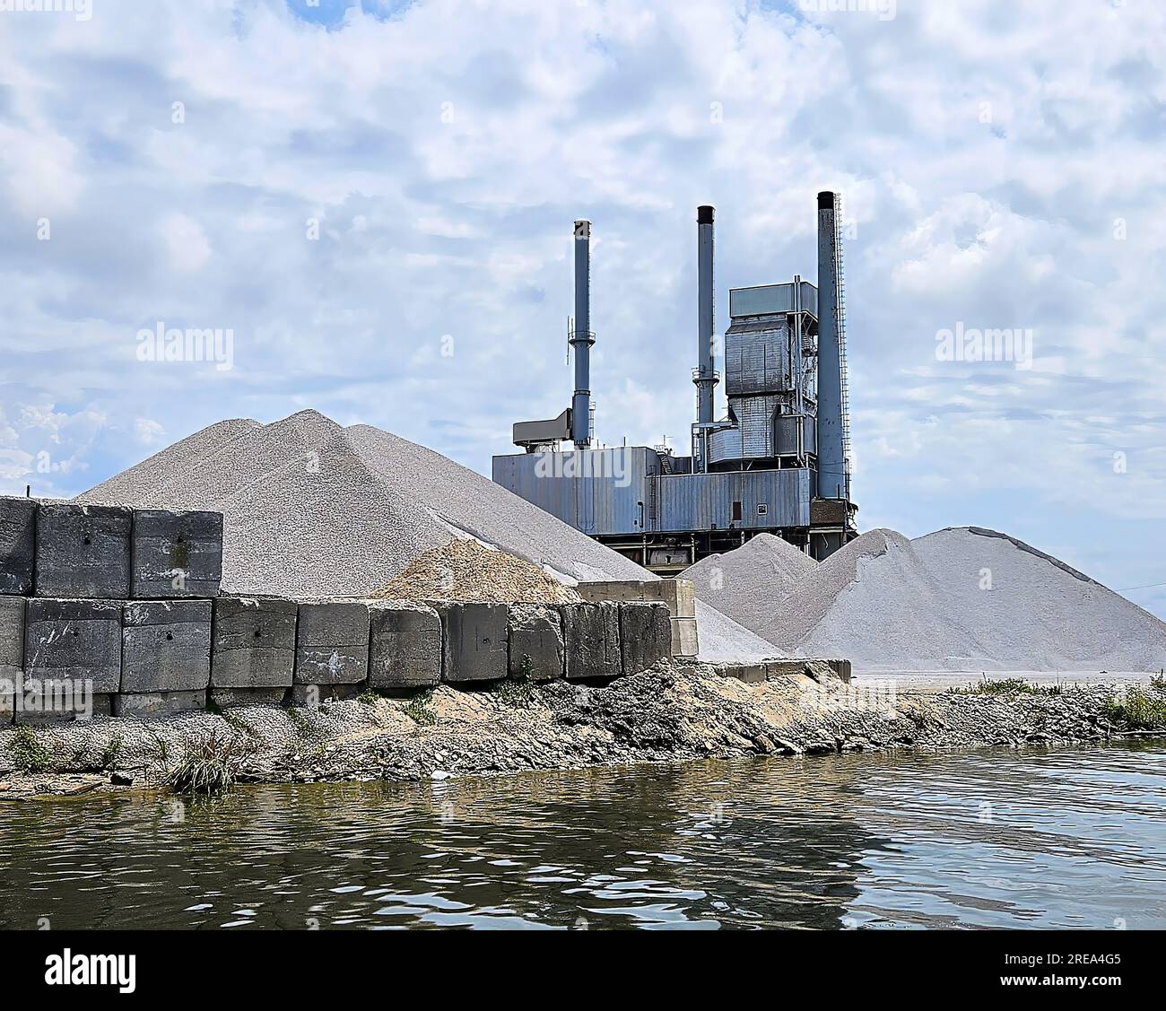 Demolito la vecchia centrale elettrica con pile di calcare nel Michigan Foto Stock