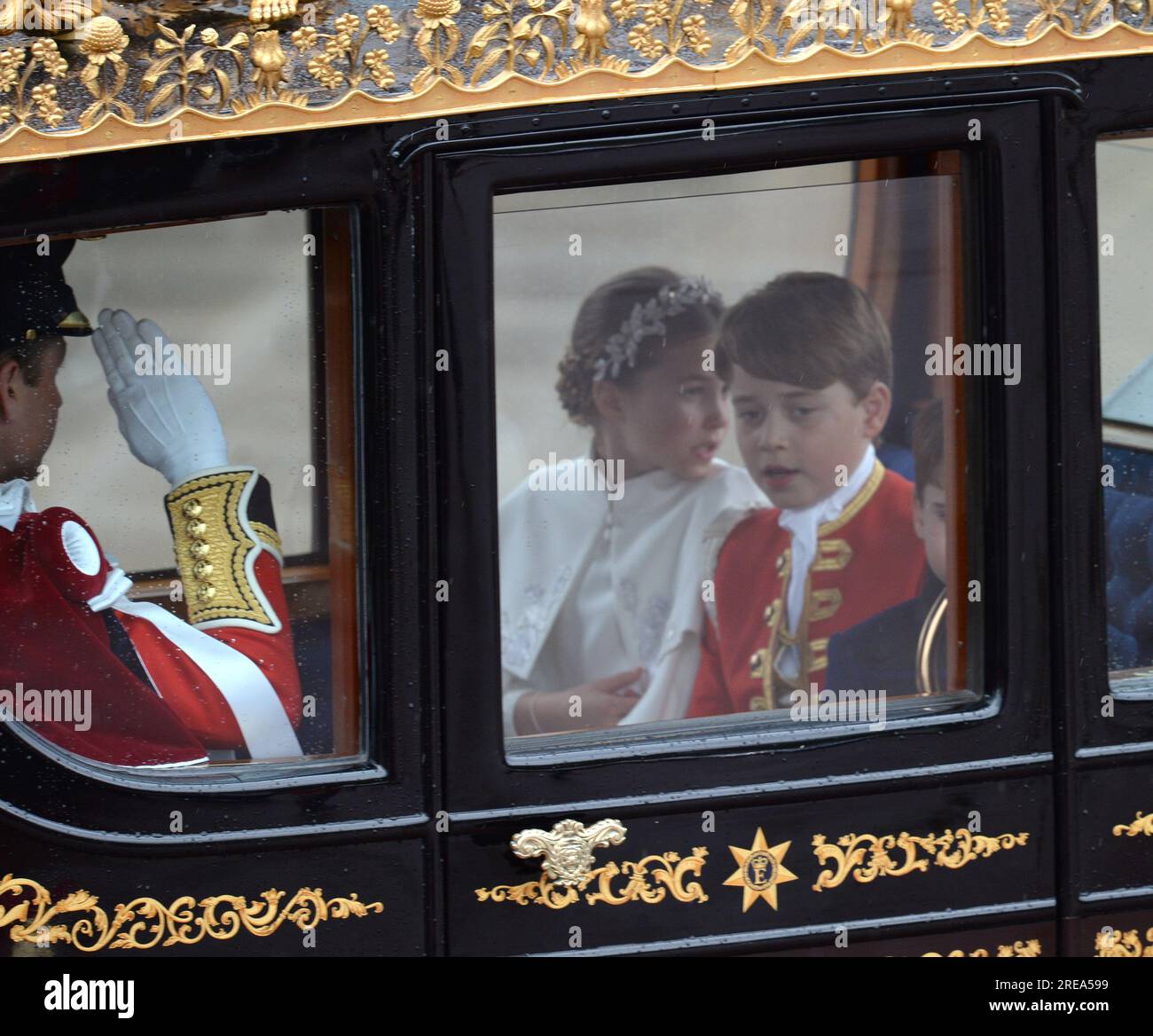 Foto da accreditare ©Alpha Press 078237 06/05/2023 Principe Guglielmo Principe di Galles Duca di Cambridge, Principessa Carlotta di Cambridge, Principe Giorgio di Cambridge e Principe Luigi di Cambridge arrivo a Buckingham Palace dopo l'incoronazione di Re Carlo III e Regina Camilla a Londra Foto Stock