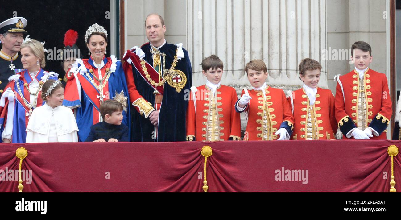 Foto da accreditare ©Alpha Press 078237 06/05/2023 Prince George of Cambridge, Lord Oliver Cholmondeley, Nicholas Barclay, Ralph Tollemache, Prince William Prince of Wales Duke of Cambridge e Kate Princess of Wales Catherine Katherine Duchess of Cambridge Middleton, Princess Charlotte of Cambridge, Prince Louis of Cambridge, Sophie contessa del Wessex duchessa di Edimburgo, Tim Laurence, principessa Anna sul balcone di Buckingham Palace dopo l'incoronazione di re Carlo III e della regina Camilla a Londra Foto Stock