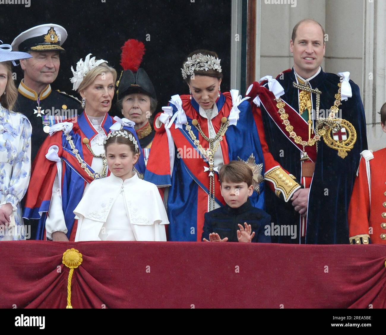 Foto da accreditare ©Alpha Press 078237 06/05/2023 Principe Guglielmo Principe di Galles Duca di Cambridge e Kate Principessa di Galles Catherine Katherine Duchessa di Cambridge Middleton, Principessa Carlotta di Cambridge, Principe Luigi di Cambridge, Lady Louise Windsor, Sophie Contessa di Wessex Duchessa di Edimburgo, Tim Laurence, La principessa Anna sul balcone di Buckingham Palace dopo l'incoronazione di re Carlo III e della regina Camilla a Londra Foto Stock