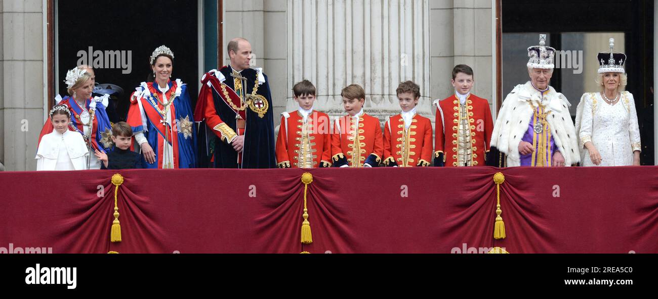 Foto da accreditare ©Alpha Press 078237 06/05/2023 Re Carlo III e Regina Camilla con Principe Giorgio di Cambridge, Lord Oliver Cholmondeley, Nicholas Barclay, Ralph Tollemache, Principe Guglielmo Principe di Galles Duca di Cambridge e Kate Principessa di Galles Catherine Katherine Duchessa di Cambridge Middleton, Principessa Carlotta di Cambridge, Principe Luigi di Cambridge, Sofia contessa del Wessex duchessa di Edimburgo sul balcone di Buckingham Palace dopo l'incoronazione di re Carlo III e della regina Camilla a Londra Foto Stock