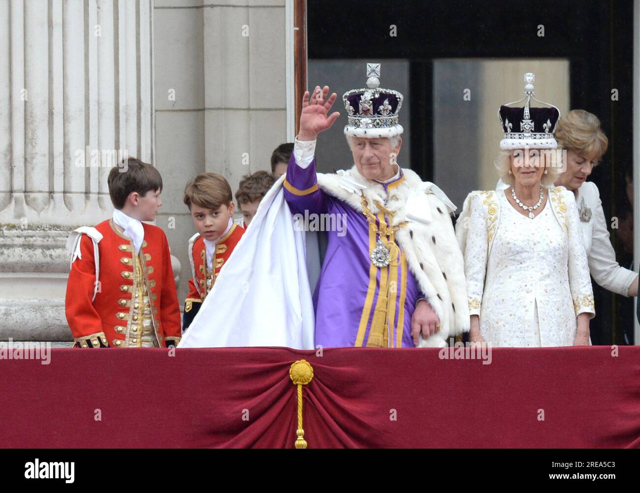 La foto deve essere accreditata ©Alpha Press 078237 06/05/2023 Re Carlo III e la Regina Camilla con il Principe Giorgio di Cambridge, Lord Oliver Cholmondeley sul balcone di Buckingham Palace dopo l'incoronazione di Re Carlo III e della Regina Camilla a Londra Foto Stock