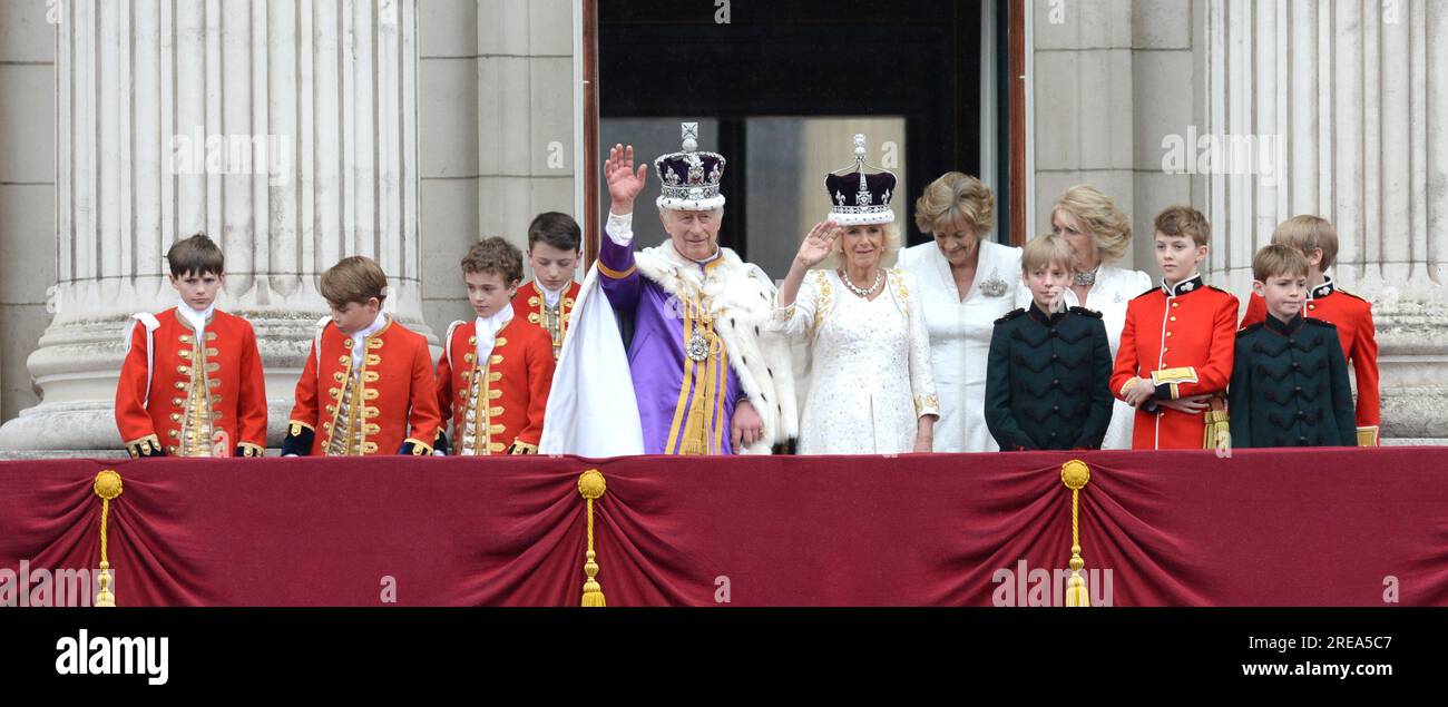 Foto da accreditare ©Alpha Press 078237 06/05/2023 Re Carlo III e Regina Camilla con il Principe Giorgio di Cambridge, Lord Oliver Cholmondeley, Nicholas Barclay, Ralph Tollemache, Louis Lopes, Freddy Parker Bowles, Arthur Elliot, Gus Lopes, Lady Fiona Lansdowne e Annabel Elliot sul balcone di Buckingham Palace dopo l'incoronazione di re Carlo III e della regina Camilla a Londra Foto Stock