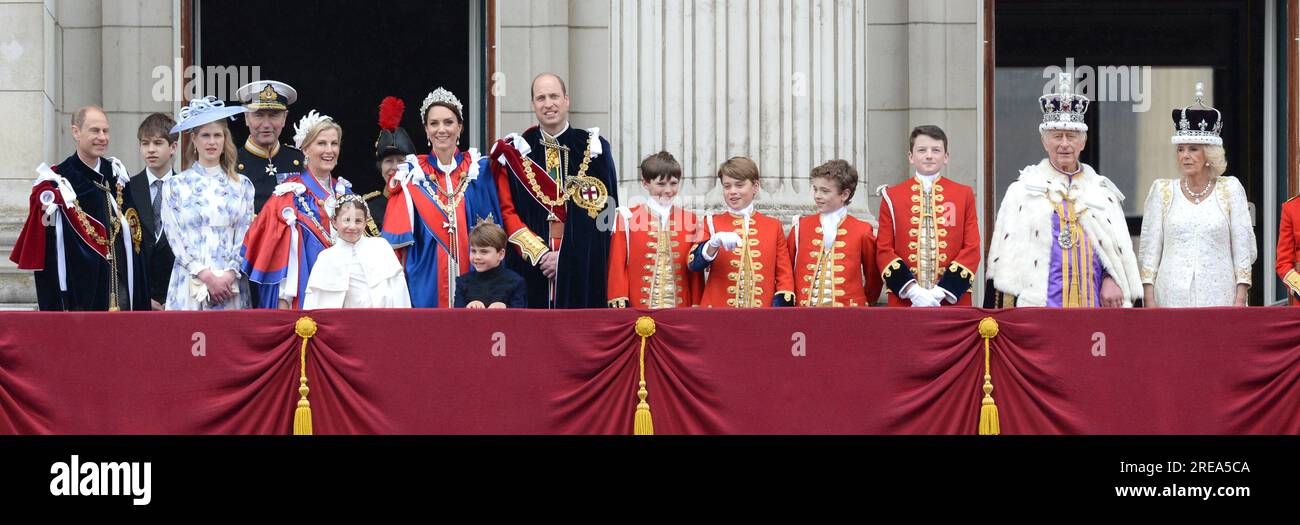 Foto da accreditare ©Alpha Press 078237 06/05/2023 Re Carlo III e Regina Camilla con Principe Giorgio di Cambridge, Lord Oliver Cholmondeley, Nicholas Barclay, Ralph Tollemache, Principe Guglielmo Principe di Galles Duca di Cambridge e Kate Principessa di Galles Catherine Katherine Duchessa di Cambridge Middleton, Principessa Carlotta di Cambridge, Principe Luigi di Cambridge, Principe Edoardo Conte di Wessex Duca di Edimburgo, Visconte Severn James Alexander Philip Theo Mountbatten Windsor, Sophie Contessa di Wessex Duchessa di Edimburgo, Tim Laurence, Principessa Anna sul balcone di Buckingham Palace AFT Foto Stock