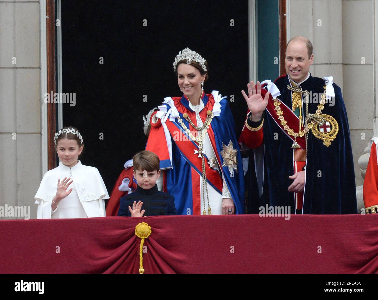 Foto da accreditare ©Alpha Press 078237 06/05/2023 Principe Guglielmo Principe di Galles Duca di Cambridge e Kate Principessa di Galles Catherine Katherine Duchessa di Cambridge Middleton, Principessa Charlotte di Cambridge, Il principe Luigi di Cambridge sul balcone di Buckingham Palace dopo l'incoronazione di re Carlo III e della regina Camilla a Londra Foto Stock