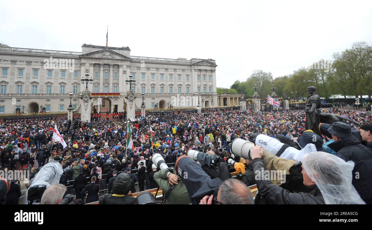 Foto deve essere accreditata ©Alpha Press 078237 06/05/2023 Atmosphere at Buckingham Palace dopo l'incoronazione di re Carlo III e della regina Camilla a Londra Foto Stock