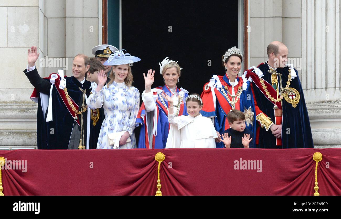 Foto da accreditare ©Alpha Press 078237 06/05/2023 Principe Guglielmo Principe di Galles Duca di Cambridge e Kate Principessa di Galles Catherine Katherine Duchessa di Cambridge Middleton, Principessa Carlotta di Cambridge, Principe Luigi di Cambridge, Principe Edoardo Conte di Wessex Duca di Edimburgo, Visconte Severn James Alexander Philip Theo Mountbatten Windsor, Lady Louise Windsor, Sophie contessa del Wessex duchessa di Edimburgo, Tim Laurence sul balcone di Buckingham Palace dopo l'incoronazione di re Carlo III e della regina Camilla a Londra Foto Stock