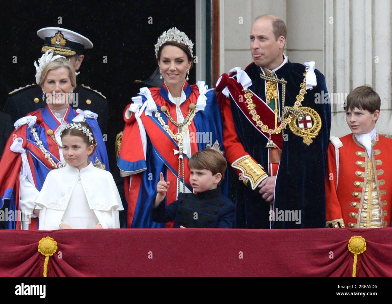 Foto da accreditare ©Alpha Press 078237 06/05/2023 Principe Guglielmo Principe di Galles Duca di Cambridge e Kate Principessa di Galles Catherine Katherine Duchessa di Cambridge Middleton, Principessa Carlotta di Cambridge, Principe Luigi di Cambridge, Sophie Contessa di Wessex Duchessa di Edinburg, Lord Oliver Cholmondeley sul balcone di Buckingham Palace dopo l'incoronazione di re Carlo III e della regina Camilla a Londra Foto Stock