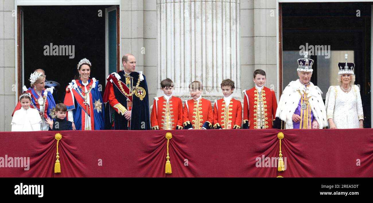 Foto da accreditare ©Alpha Press 078237 06/05/2023 Re Carlo III e Regina Camilla con Principe Giorgio di Cambridge, Lord Oliver Cholmondeley, Nicholas Barclay, Ralph Tollemache, Principe Guglielmo Principe di Galles Duca di Cambridge e Kate Principessa di Galles Catherine Katherine Duchessa di Cambridge Middleton, Principessa Carlotta di Cambridge, Principe Luigi di Cambridge, Sofia contessa del Wessex duchessa di Edimburgo sul balcone di Buckingham Palace dopo l'incoronazione di re Carlo III e della regina Camilla a Londra Foto Stock