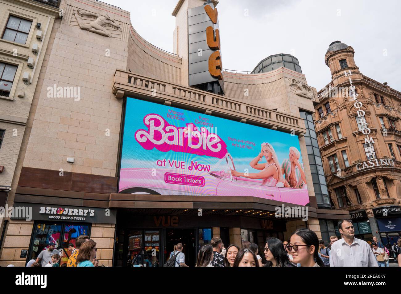 Film Barbie al cinema Odeon e Vue a Leicester Square Londra luglio 2023, pubblicità su grande schermo Foto Stock