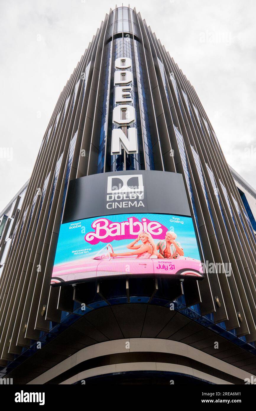 Film Barbie al cinema Odeon e Vue a Leicester Square Londra luglio 2023, pubblicità su grande schermo Foto Stock