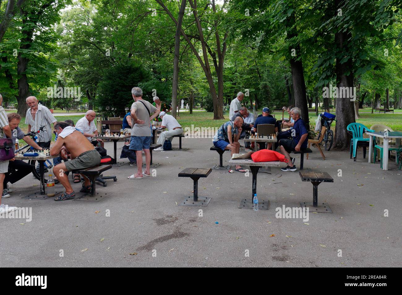 Uomini anziani che socializzano e giocano a scacchi in un parco in una serata estiva nella città di Plovdiv, Bulgaria. 26 luglio 2023. Foto Stock