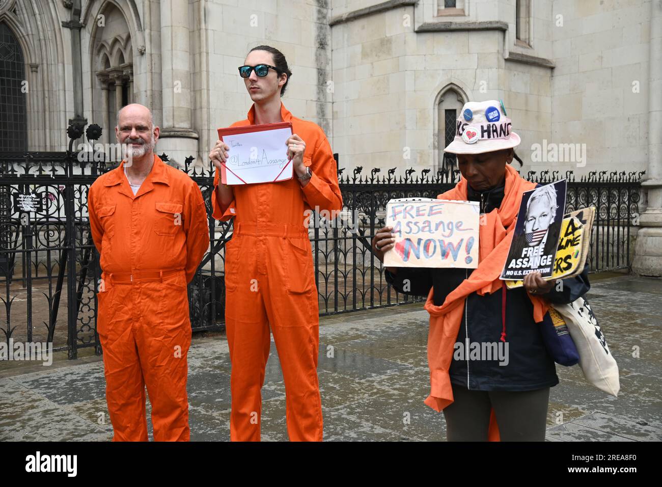 Royal Courts of Justice, Londra, Regno Unito. 26 luglio 2023. I manifestanti che indossano difficili giacche arancioni della prigione degli Stati Uniti stanno manifestando davanti alla Corte reale di giustizia di Londra, Regno Unito, chiedendo trasparenza sulla data dell'appello di Julian Assange di un'udienza di estradizione. Credito: Vedere li/Picture Capital/Alamy Live News Foto Stock